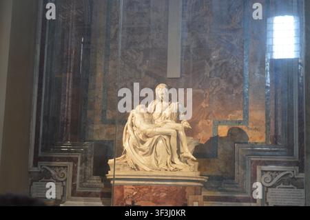 Michelangelos berühmtes Marmor-Meisterwerk, die Pietà, die die Jungfrau Maria zeigt, wie sie den Leib von Jesus Christus hält Stockfoto