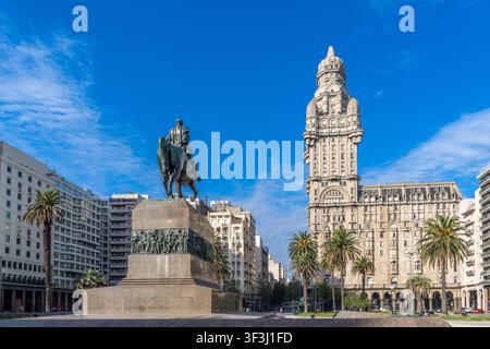 Ein klassischer Blick auf die Plaza Independencia in Montevideo, Uruguay. Der ikonische Wolkenkratzer Palacio Salvo erhebt sich im Hintergrund hinter dem zentralen Platz fe Stockfoto