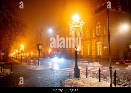 Verschwommenes Abendfoto Einer Winterstraße im Nebel Stockfoto