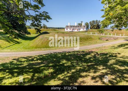 Ein Blick über die grasbewachsenen Wälle von Fort Anne in Richtung der Offiziersquartiere in der St George Street in Annapolis Royal, Nova Scotia. Der Ort wurde 1917 als Kanadas erste National Historic Site ausgewiesen Stockfoto