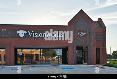 Houston, Texas USA 05-31-2026: Geschäftsfassade der Visionworks-Firma. Stockfoto