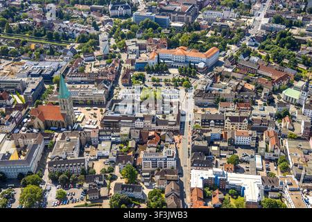 Luftbild, Johanniter-Kliniken Hamm Standort Nassauerstraße und Parkplatz, rechts die evangelische Jugendkirche Lutherkirche, links die evang. Pauluskirche mit Wochenmarkt, Mitte, Hamm, Ruhrgebiet, Nordrhein-Westfalen, Deutschland ACHTUNGxMINDESTHONORARx60xEURO Stockfoto