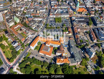 Luftbild, Johanniter-Kliniken Hamm Standort Nassauerstraße und Parkplatz, links die evangelische Jugendkirche Lutherkirche, oben die evang. Pauluskirche mit Wochenmarkt, Mitte, Hamm, Ruhrgebiet, Nordrhein-Westfalen, Deutschland ACHTUNGxMINDESTHONORARx60xEURO Stockfoto