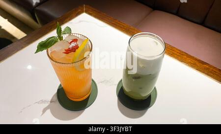 Erfrischendes Matcha-Getränk, serviert in einem modernen Glas, mit lebendiger grüner Farbe und einer glatten Textur. Perfekt für Lifestyle und Café Stockfoto