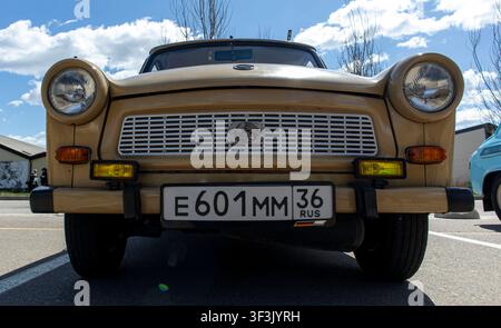 VORONEZH, Russland – 25. April 2026. Ein vintage beiger Trabant steht auf einer Retro-Autoausstellung in Russland aus. Die niedrigwinklige Ansicht zeigt sein u Stockfoto