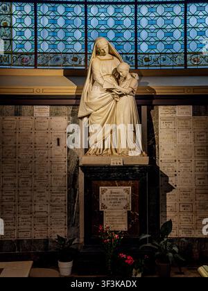 Eine Statue der Heiligen Anna in der Kapelle der Heiligen Anna, einer Seitenkapelle in der Église Saint-Sulpice in Paris, Frankreich Stockfoto