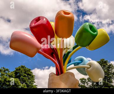 Strauß aus Tulpen, eine Außenskulptur des amerikanischen Popkünstlers Jeff Koons, dauerhaft in den Gärten des Petit Palais in Paris, Frankreich, installiert Stockfoto