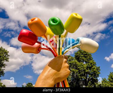 Strauß aus Tulpen, eine Außenskulptur des amerikanischen Popkünstlers Jeff Koons, dauerhaft in den Gärten des Petit Palais in Paris, Frankreich, installiert Stockfoto