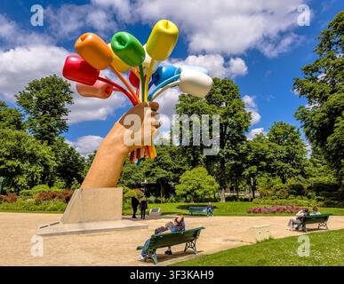 Strauß aus Tulpen, eine Außenskulptur des amerikanischen Popkünstlers Jeff Koons, dauerhaft in den Gärten des Petit Palais in Paris, Frankreich, installiert Stockfoto