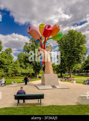 Strauß aus Tulpen, eine Außenskulptur des amerikanischen Popkünstlers Jeff Koons, dauerhaft in den Gärten des Petit Palais in Paris, Frankreich, installiert Stockfoto