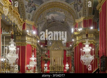 Rabat, Malta - 05. Juli 2026: Blick auf das Innere der Kollegiatkirche St. Paul mit kunstvollem barocken Altar, freskoverzierter Gewölbedecke, vergoldeten Säulen und Bögen Stockfoto