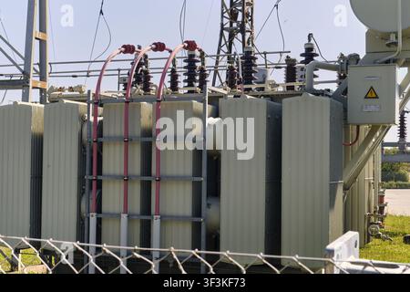 Nordborg, Dänemark – 12. Juli 2026: Blick auf die Hochspannungs Umspannstation im Danfoss-Werk mit industriellen elektrischen Geräten, Metallkühlung Stockfoto