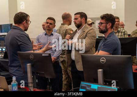 Zivile Industriepartner informieren Teilnehmer über Cybersicherheitsysteme während Cyber Shield 2026, dem größten jährlichen Cybertraining der Verteidigungsabteilung, im Professional Education Center in Little Rock, Arkansas, am 22. Juli 2026. Stockfoto