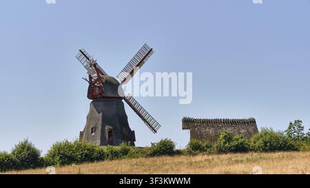 Nordborg, Dänemark - 12. Juli 2026: Blick auf die Havnbjerg-Mühle mit ihrem traditionellen Strohdach und den hölzernen Windungen vor einem klaren blauen Himmel in der Danis Stockfoto