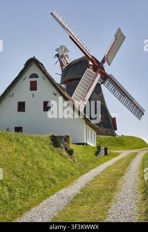 Nordborg, Dänemark - 12. Juli 2026: Blick auf die Havnbjerg-Mülle mit ihrem traditionellen Strohdach und den rot gerahmten Fenstern, die neben einem Weißhaus auf einem Stockfoto