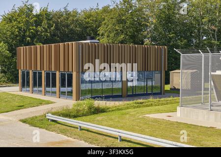 Nordborg, Dänemark - 12. Juli 2026: Blick auf die Danfoss Campus-Energiereinstationsanlage, eine moderne Einrichtung mit Bronzerillen und Glaswänden, die trans Stockfoto