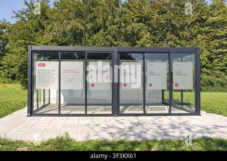 Nordborg, Dänemark – 12. Juli 2026: Blick auf das Besucherzentrum des modularen Rechenzentrums des Danfoss Campus mit Glaswänden, die Nachhaltigkeitshinweise zeigen Stockfoto