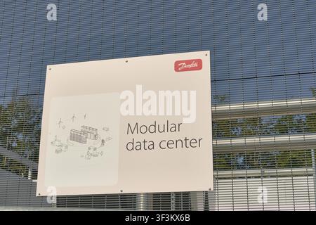 Nordborg, Dänemark - 12. Juli 2026: Blick auf die Danfoss-Campus-Schilderung für ein modulares Rechenzentrum, das eine schematische Darstellung der Einrichtung zeigt aga Stockfoto