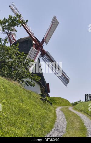 Nordborg, Dänemark - 12. Juli 2026: Blick auf die Havnbjerg-Mühle mit ihrem traditionellen Strohdach und den hölzernen Segeln vor einem klaren blauen Himmel an einem sonnigen d Stockfoto