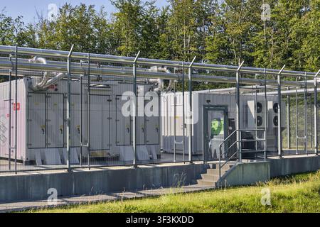 Nordborg, Dänemark - 12. Juli 2026: Blick auf das modulare Rechenzentrum des Danfoss Campus mit energieeffizienten Servergeräten und Wärmerückgewinnungsrohren in einem eingezäunten Au Stockfoto