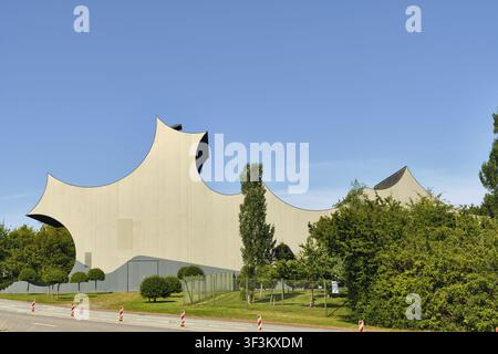 Nordborg, Syddanmark, Dänemark - 12. Juli 2026: Blick auf die einzigartige geschwungene Architektur des Universe Science Park-Gebäudes, umgeben von üppigem grünem Tr Stockfoto