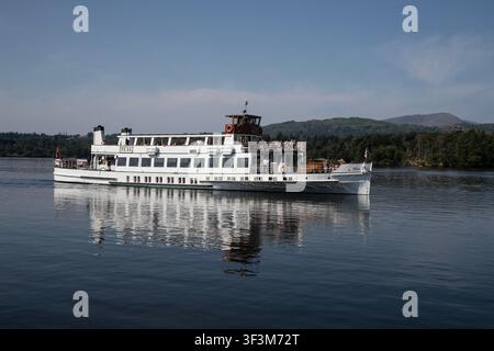 Die MV Teal mit drei Decks und einer Kapazität von über 500 Passagieren fährt in das Nordbecken in Ambleside am Lake Windermere ein Stockfoto