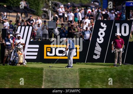 UTTOXETER, ENGLAND - 24. JULI: Bryson DeChambeau von Crushers GC spielt vom Abschlag der 10. Bahn während des 2. Spieltags der LIV Golf UK Präsentiert von JCB im JCB Golf & Country Club am 24. Juli 2026 in Uttoxeter. Credit: BGBImages/Alamy Live News Stockfoto