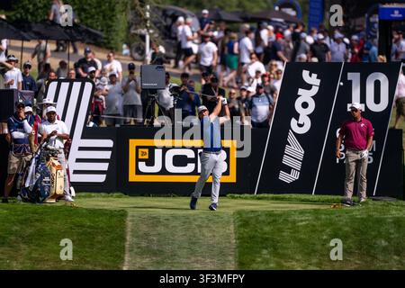 UTTOXETER, ENGLAND - 24. JULI: Bryson DeChambeau von Crushers GC spielt vom Abschlag der 10. Bahn während des 2. Spieltags der LIV Golf UK Präsentiert von JCB im JCB Golf & Country Club am 24. Juli 2026 in Uttoxeter. Credit: BGBImages/Alamy Live News Stockfoto