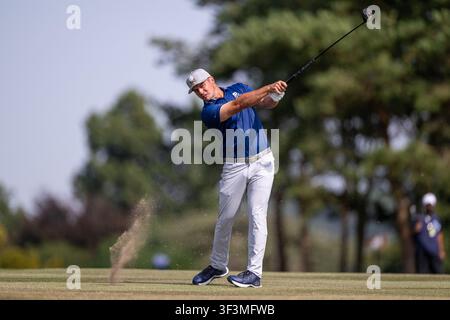 UTTOXETER, ENGLAND - 24. JULI: Bryson DeChambeau von Crushers GC spielt seinen Annäherungschuss auf Loch 10 während Tag 2 der LIV Golf UK Presented by JCB im JCB Golf & Country Club am 24. Juli 2026 in Uttoxeter. Credit: BGBImages/Alamy Live News Stockfoto