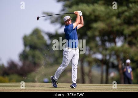 UTTOXETER, ENGLAND - 24. JULI: Bryson DeChambeau von Crushers GC spielt seinen Annäherungschuss auf Loch 10 während Tag 2 der LIV Golf UK Presented by JCB im JCB Golf & Country Club am 24. Juli 2026 in Uttoxeter. Credit: BGBImages/Alamy Live News Stockfoto