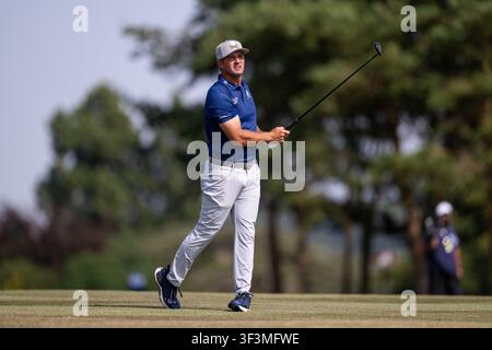 UTTOXETER, ENGLAND - 24. JULI: Bryson DeChambeau von Crushers GC spielt seinen Annäherungschuss auf Loch 10 während Tag 2 der LIV Golf UK Presented by JCB im JCB Golf & Country Club am 24. Juli 2026 in Uttoxeter. Credit: BGBImages/Alamy Live News Stockfoto