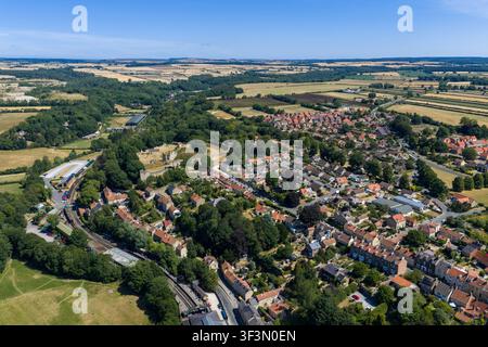 Luftpanoramablick auf Pickering in North Yorkshire mit dem historischen Pickering Castle, der North Yorkshire Moors Railway und Wohngebieten Stockfoto