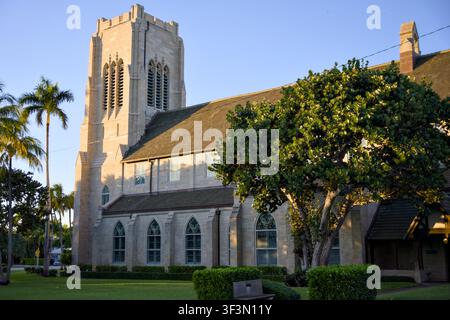 Seitenansicht einer gotischen Kirchenfassade mit Glockenturm Palm Beach Florida 1. Januar 2026 Stockfoto