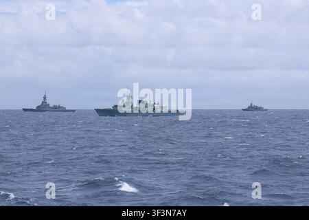 HMAS Sydney, ein Zerstörer der Hobart-Klasse der Königlich Australischen Marine, HMCS Ottawa, eine Fregatte der Halifax-Klasse der Königlich Kanadischen Marine, und ESPS Alvaro De Bazan, ein spanisches Marineschiff, segeln in Formation während der Übung Rim of the Pacific 2026, einer multinationalen Seemanöverübung, die vom 24. Juni bis zum 31. Juli 2026 in und um die Hawaii-Inseln stattfindet. Stockfoto