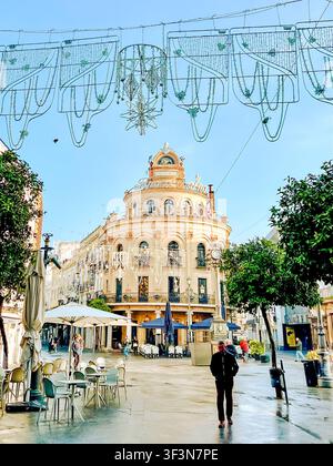 Plaza de San Juan de Dios geschmückt mit festlichen Weihnachtslichtern in Cádiz, Andalusien, Spanien. Stockfoto