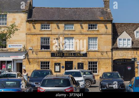 Cotswolds, 27. Mai 2026: Malerische Tagesansichten von The Bell Inn entlang der High Street im Dorf Moreton-In-Marsh in den Cotswolds, Gloucestershire, Engl Stockfoto