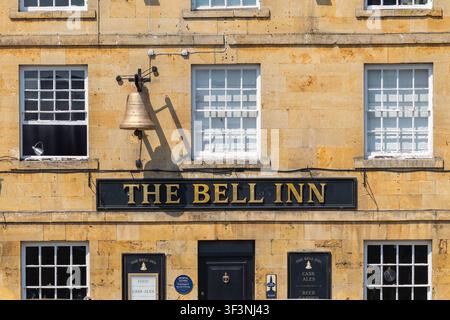 Cotswolds, 27. Mai 2026: Malerische Tagesansichten von The Bell Inn entlang der High Street im Dorf Moreton-In-Marsh in den Cotswolds, Gloucestershire, Engl Stockfoto