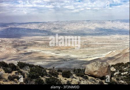 Luftbild der Coachella-Tal-Windfarm und des Wüstensbeckens von einem Bergaussichtspunkt aus Stockfoto