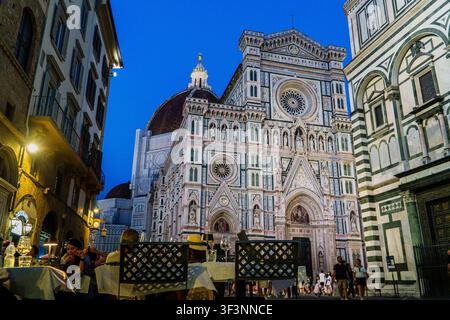 Florenz, Toskana, Italien. 28. Mai 2026. - Menschen, die ein Abendessen in einem Restaurant im Freien genießen, mit einem atemberaubenden Blick auf den historischen Dom in Florenz, Ita Stockfoto