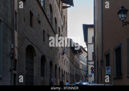 Florenz, Toskana, Italien. 28. Mai 2026. - Ein enger Durchgang, eingerahmt von historischen Steingebäuden in Florenz, Italien, der zeitlose europäische Architektur einfängt Stockfoto