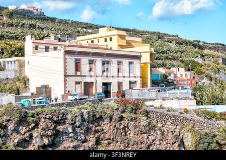Gartenbereich mit Blick auf Gebäude und Bananenplantagen in der Nähe von Destilerías Aldea in San Andrés y Sauces, La Palma, Kanarische Inseln, Spanien. Stockfoto