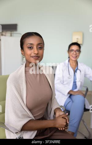 Glückliche, schöne junge afroamerikanische Patientin, die in die Kamera schaut Stockfoto