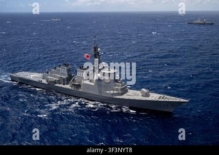 Die Japanische Maritime Selbstverteidigungsstreitkraft Kongo-Klasse Führungsraketenzerstörer JS Kongo (DDG 173) nimmt am 22. Juli 2026 an einer Gruppenfahrt im Pazifik teil Stockfoto