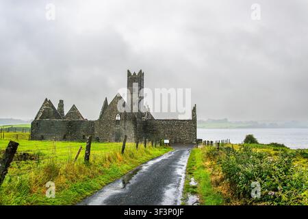 Landschaftsfotografie von Moyne Abbey in der Grafschaft Mayo, Irland. Das mittelalterliche Steinmönchkloster steht in Ruinen neben einer Flussmündung, die sich zur Killala-Bucht öffnet Stockfoto