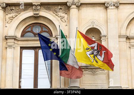 Flaggen der Europäischen Union, Italiens und Siziliens, Palazzo dell Aquila, Aquilq Palace, Rathaus, Gemeinde Caltagirone, Caltagirone, Provinz Catania, Sizilien Stockfoto