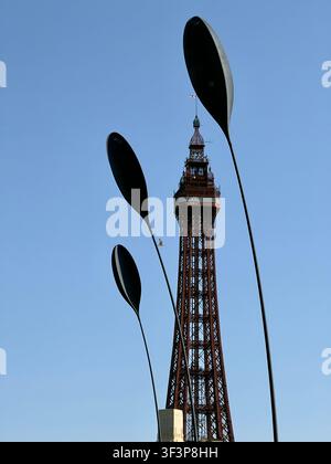 Blackpool-Turm und Schilfschnitzereien, die im Wind wehen, vor einem leuchtend blauen Himmel Stockfoto