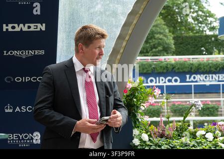 Ascot, Berkshire, UK. 24. Juli 2026. Trainer James Owen, nachdem das Pferd KIRCHNER, geritten von Jockey Billy Loughnane, das John Guest Racing Brown Jack Handicap Stakes, Klasse 3, GBBPlus-Rennen am King George Friday Raceday auf der Ascot-Rennbahn in Berkshire gewonnen hat. Besitzer The Rogues Gallery, Trainer James Owen, Newmarket, Züchter J Hanly, T Stewart und A Stroud, Sponsor Rogues Gallery Racing, Essex 4x4 Centre. Credit: Maureen McLean/Alamy Live News Stockfoto
