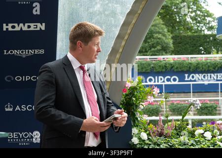 Ascot, Berkshire, UK. 24. Juli 2026. Trainer James Owen, nachdem das Pferd KIRCHNER, geritten von Jockey Billy Loughnane, das John Guest Racing Brown Jack Handicap Stakes, Klasse 3, GBBPlus-Rennen am King George Friday Raceday auf der Ascot-Rennbahn in Berkshire gewonnen hat. Besitzer The Rogues Gallery, Trainer James Owen, Newmarket, Züchter J Hanly, T Stewart und A Stroud, Sponsor Rogues Gallery Racing, Essex 4x4 Centre. Credit: Maureen McLean/Alamy Live News Stockfoto