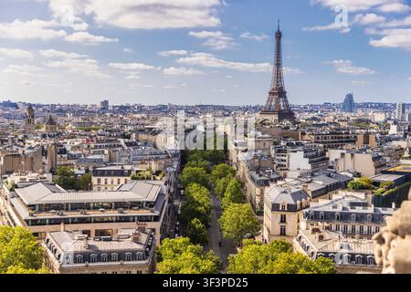 Panoramablick auf die Pariser Skyline mit dem Eiffelturm vom Gipfel des Triumphbogens, Frankreich Stockfoto