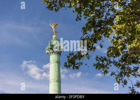 July-Säulen-Denkmal auf dem Place de la Bastille-Platz in Paris, Frankreich Stockfoto